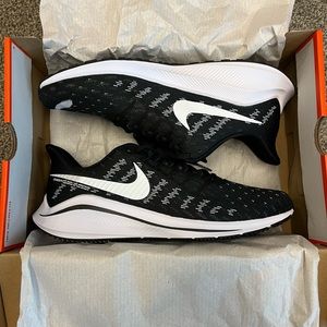 Nike Air Zoom Vomero TB - BRAND NEW - Deadstock Black/White - Men’s Size 10